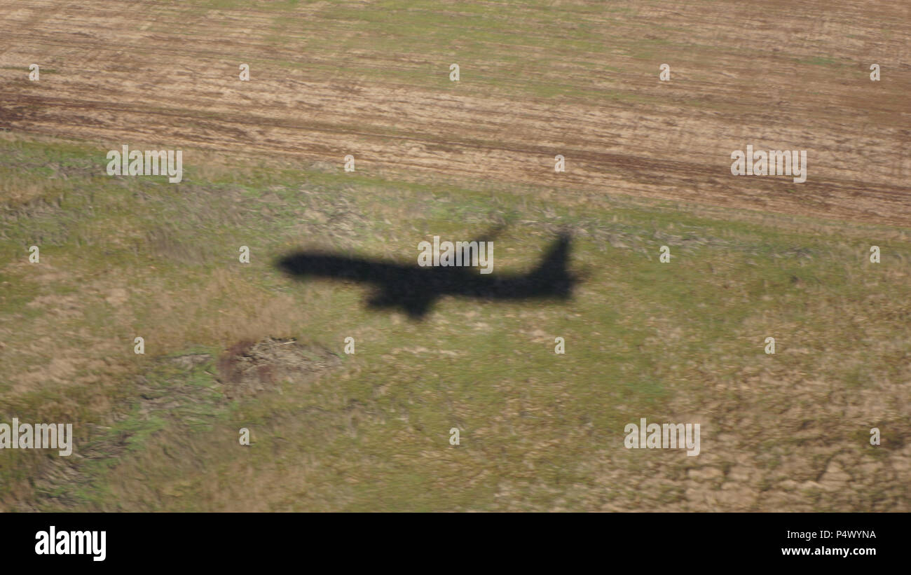 La sombra de un avión sobrevolando la campiña de Tasmania a medida que se aproxima al aeropuerto de Launceston. Foto de stock