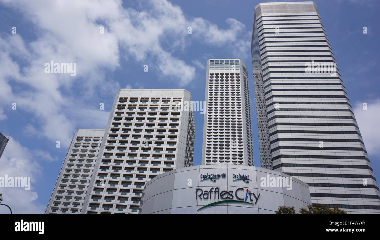 Singapur donde todo parece ser posible. Los rascacielos Torre por encima de alta clase Raffles City Shopping Mall Foto de stock
