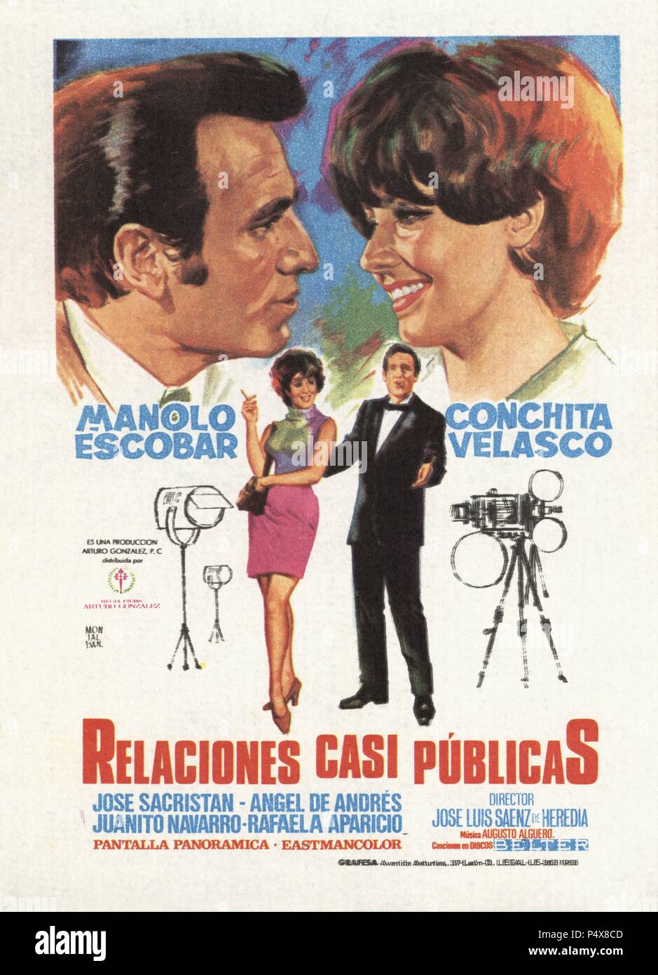 Cartel de la película Relaciones casi públicas, con Manolo Escobar y  Conchita Velasco, dirigida por José Luis Sáenz de Heredia. España, 1968  Fotografía de stock - Alamy