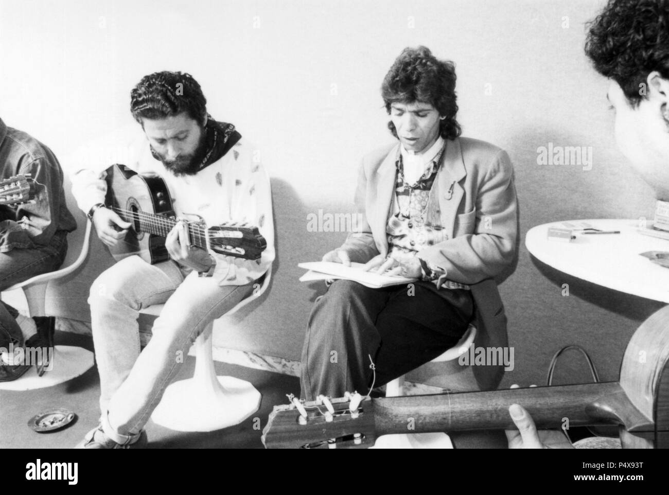 Camarón de la Isla y Diego Carrasco durante la grabación del disco 'Soy  gitano' del año 1989 Fotografía de stock - Alamy