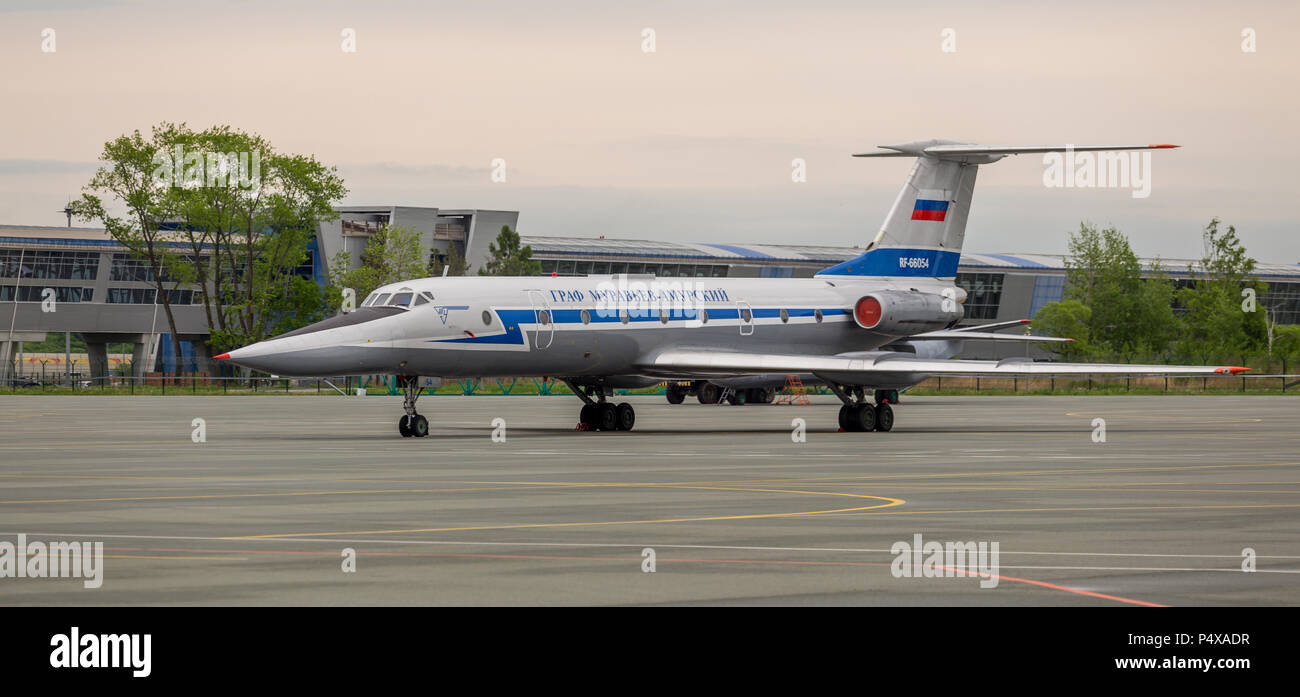 Rusia, Vladivostok, 05/26/2017. Avión de pasajeros Tupolev Tu-134 Muravyov-Amursky 'Earl' en el aeródromo. Foto de stock