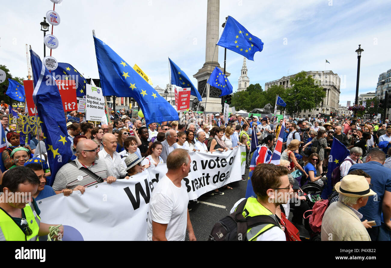 Vince Cable MP, activista a favor de la UE Gina Miller, Tony Robinson y Caroline Lucas MP unirse con multitudes que toman parte en la votación popular de marzo para una segunda EU Referendum en Trafalgar Square en Londres central. Foto de stock