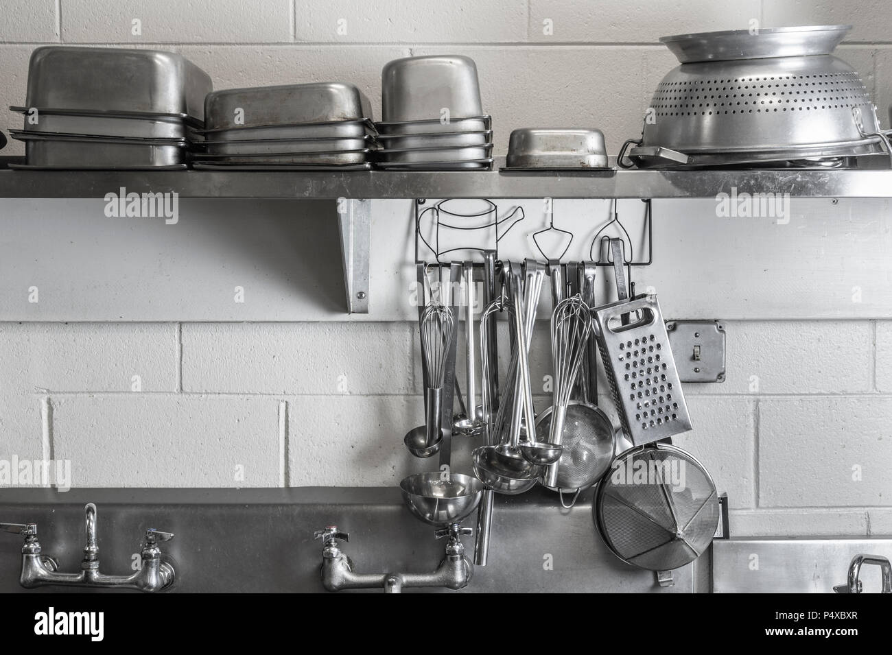 Restaurante cocina comercial utensilios de cocina de acero inoxidable Foto de stock