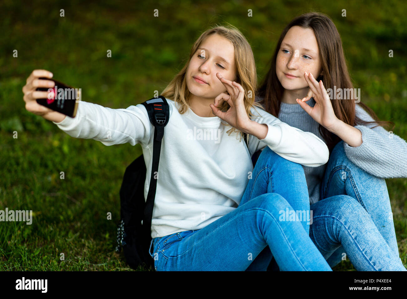 Niña positivo tomar fotografías con la cámara en el parque el día de verano  Fotografía de stock - Alamy