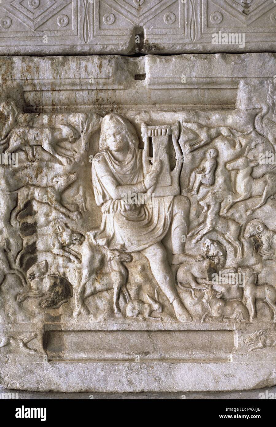 Orpheus, vistiendo un tapón frigio y rodeado por las bestias encantado por la música de su lira. Alivio de Salónica. Grecia. Foto de stock