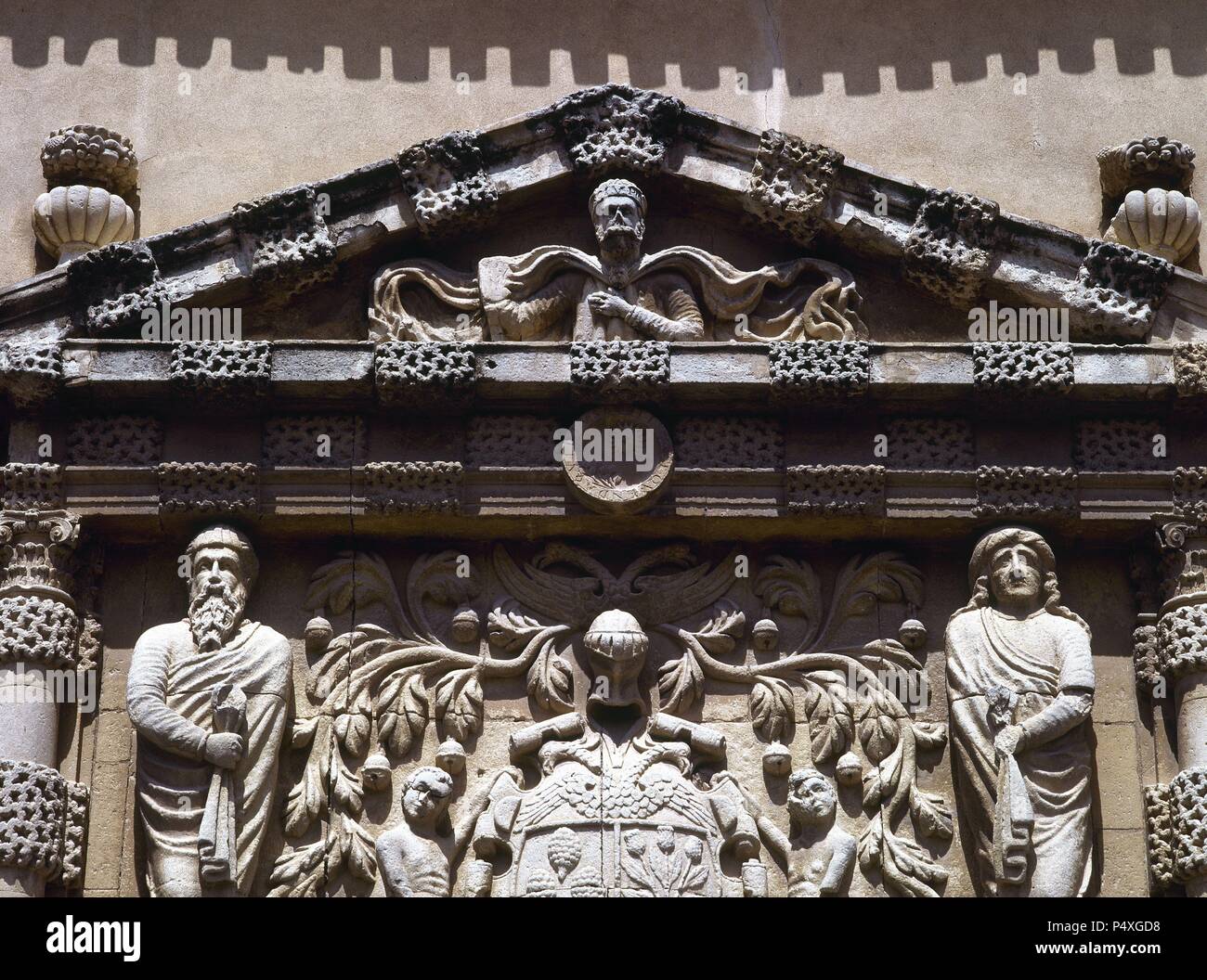 ARTE BARROCO. ESPAÑA. CASA GRANDE O PALACIO DE LOS CONDES DE CIRAT. Detalle  de las esculturas que decoran la parte superior de la portada, y el  TIMPANO. Tiene gran influencia manierista. ALMANSA.
