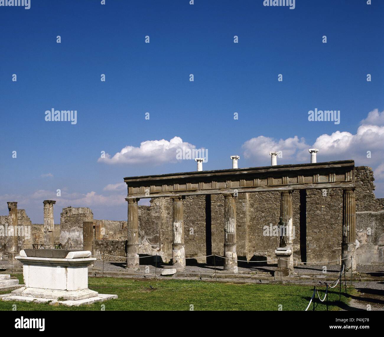 Italia. Pompeya. Templo de Apolo. Arquitrabe dórico con metopas y triglifos descansando sobre las columnas. Foto de stock