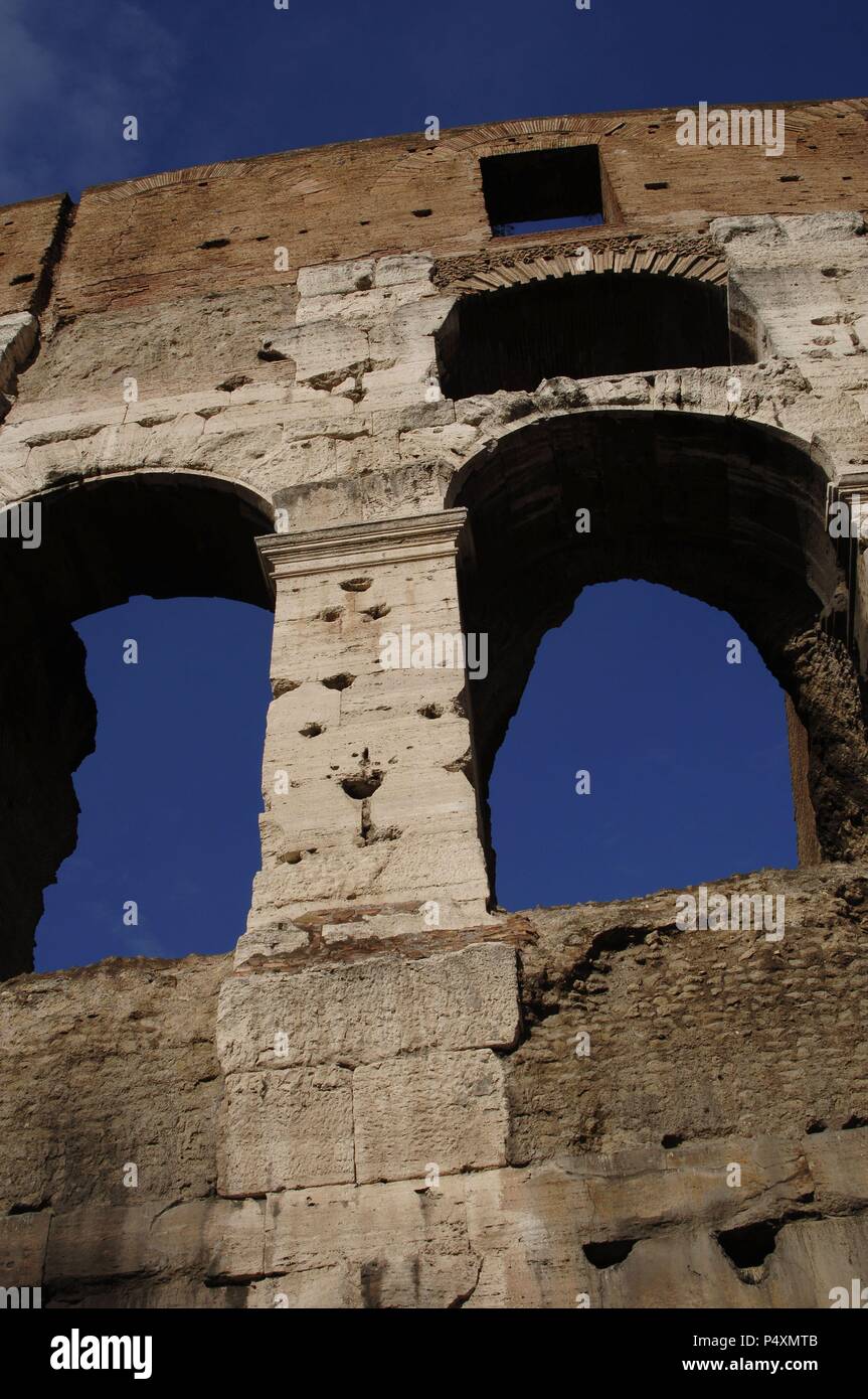Anfiteatro Flavio o Coliseo. Periodo romano. Construido en 70-80 EC, Flaviano dinastía. Detalle. Exterior. Foto de stock