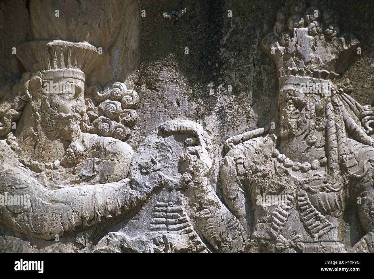 Rock sasánidas alivio. La investidura de Narseh recibir la corona de la realeza de una figura femenina (la divinidad Shapurdokhtak Aredvi Sura o Queen), c. 293-303. Naqsh-e Rustam, provincia de Fars, Irán. (La Antigua Persia). Foto de stock