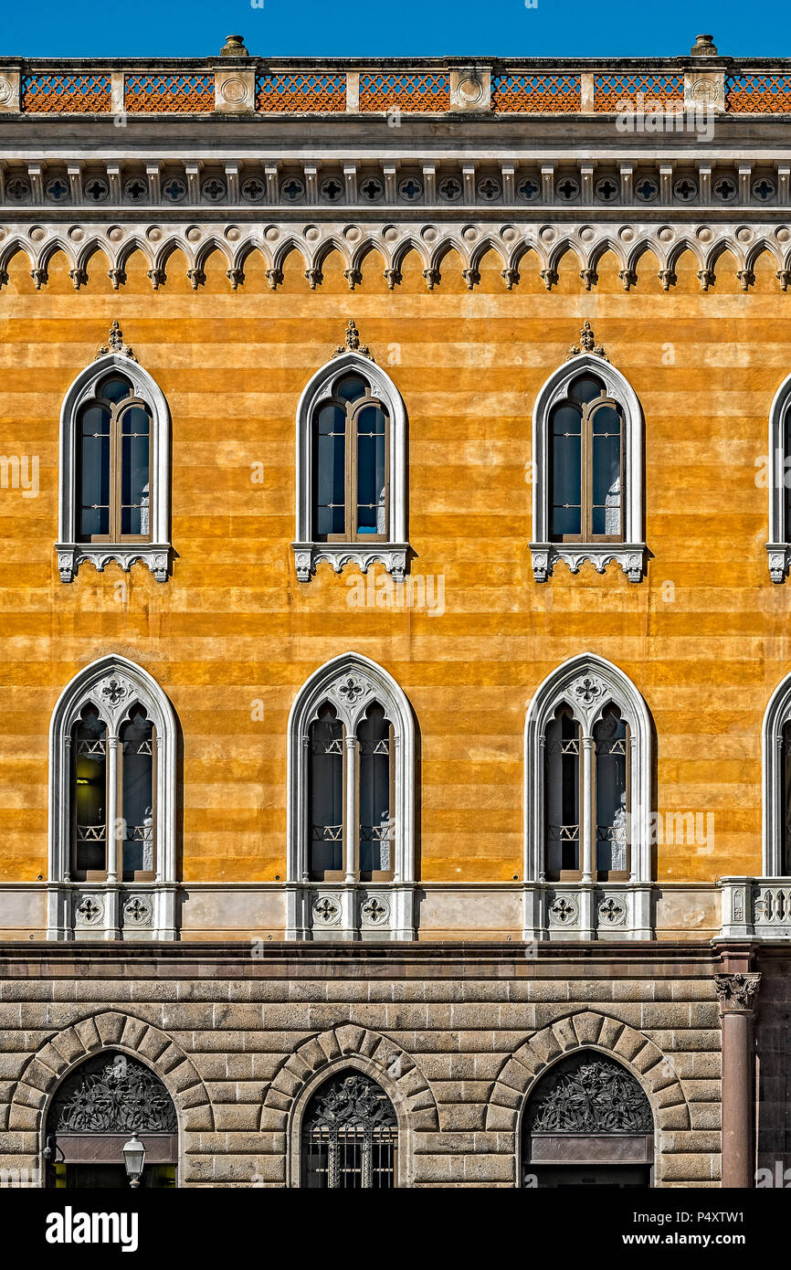 Italia Cerdeña Sassari, Piazza d'Italia, el Palazzo Giordano Apostoli hoy sede del banco San Paolo Foto de stock