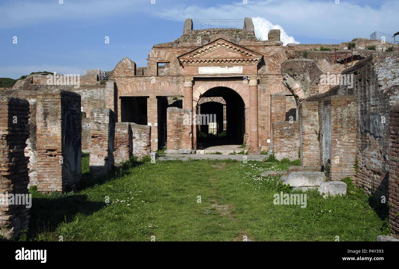 Ostia Antica. Horrea Epagathiana et Epaphroditiana. Edificio de almacén. 145 - 150 AD. Entrada principal. Italia. Foto de stock
