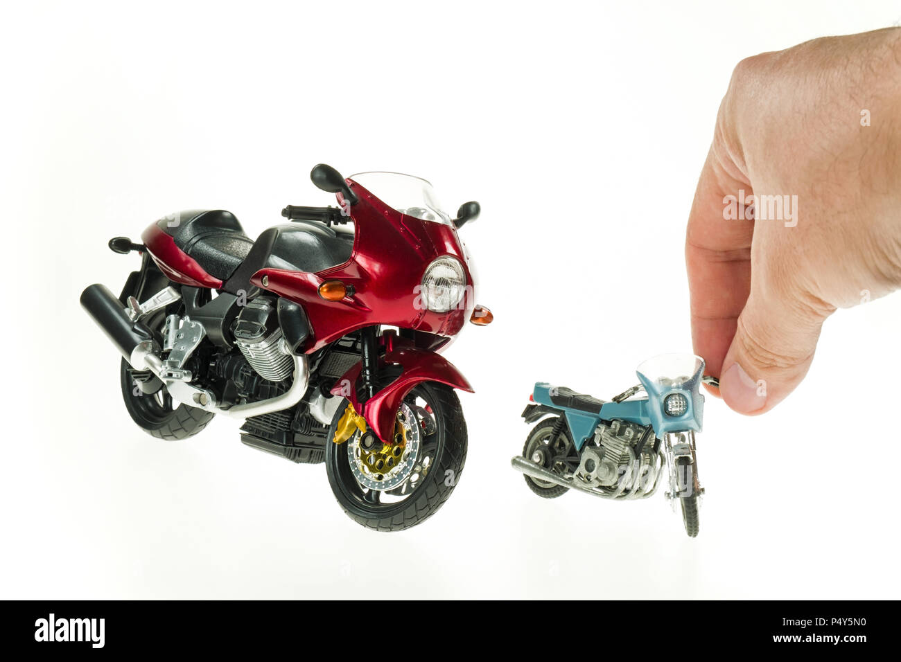 Miniatura artesanal de una motocicleta tipo chopper. Vehículo decorativas  hechas de piezas mecánicas, rodamientos, cables, alquiler de velas,  tornillos, placas. Toy en plata-g Fotografía de stock - Alamy