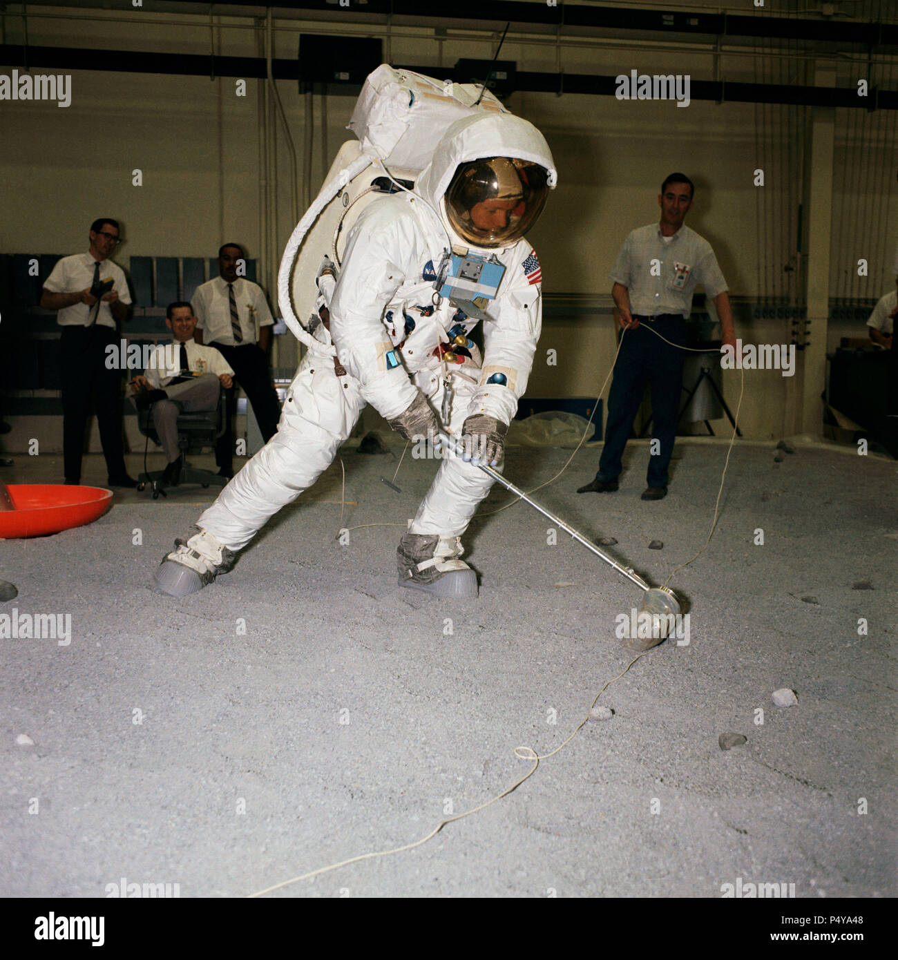 Adapta el astronauta Neil A. Armstrong, vistiendo una unidad de movilidad extravehicular (UEM), participa en la formación de la simulación de la superficie lunar el 18 de abril, 1969 Foto de stock