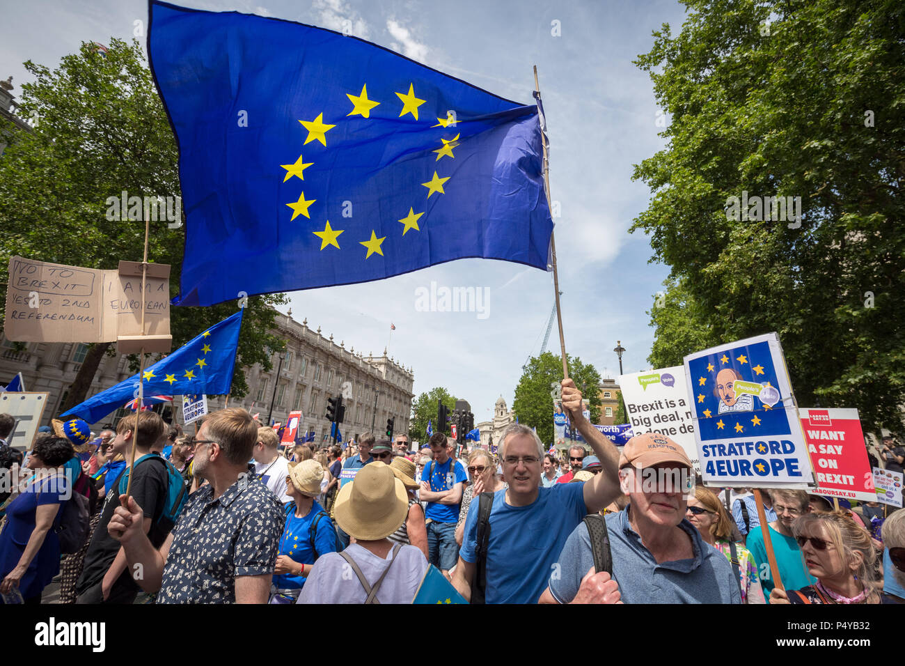 Londres, Reino Unido. 23 de junio de 2018. Anti-Brexit protesta: Más de 100.000 asistir a "Voto Popular" pro-UE de marzo para exigir un referéndum sobre los términos de Brexit dos años después de la votación. Crédito: Guy Corbishley/Alamy Live News Foto de stock