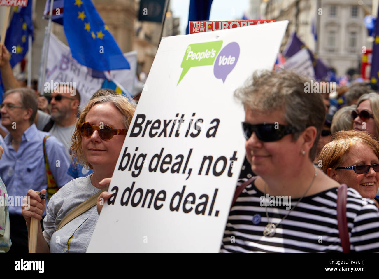 Londres, Reino Unido. 23 de junio de 2018: Los manifestantes mantenga una pancarta pidiendo un pueblo vote durante el voto popular de marzo. Crédito: Kevin Frost/Alamy Live News Foto de stock