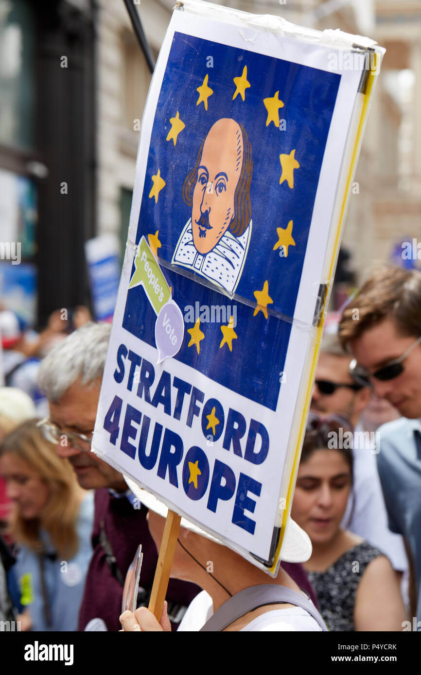 Londres, Reino Unido. 23 de junio de 2018: Manifestantes de Stratford-Upon-Avon entre manifestantes en el voto popular de marzo. Crédito: Kevin Frost/Alamy Live News Foto de stock