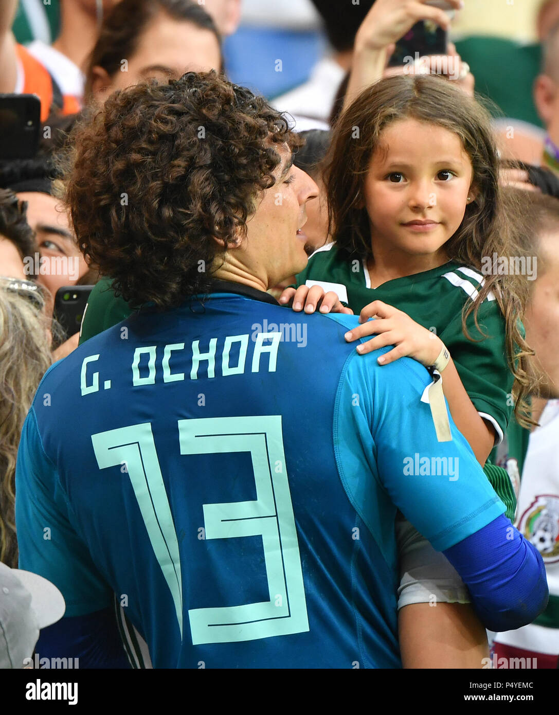 Rostov sobre el Don. 23 de junio de 2018. Portero mexicano Guillermo Ochoa  (L) abraza a su hija después de la Copa Mundial de la FIFA 2018 Grupo F  partido entre Corea