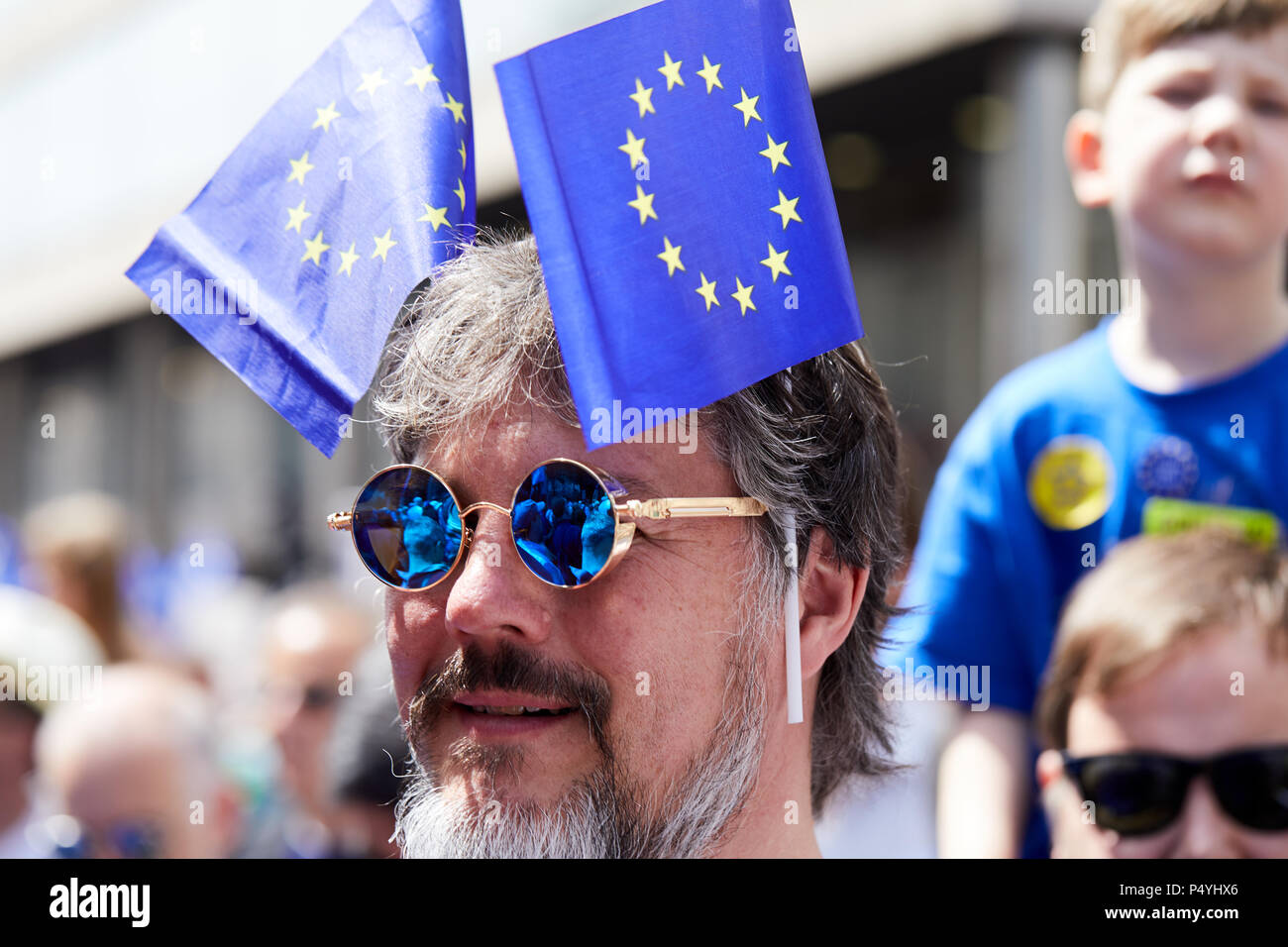 Londres, Reino Unido. 23 de junio de 2018: un hombre vestido con banderas de la UE en el voto popular de marzo. Crédito: Kevin Frost/Alamy Live News Foto de stock
