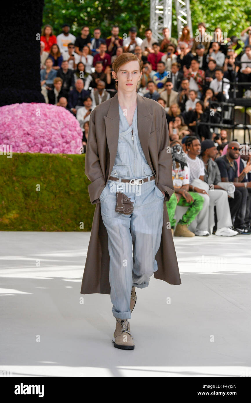 valores Enriquecimiento Lamer París, Francia. 23 de junio de 2018. Una modelo presenta una creación de  Dior Homme durante la semana de la moda masculina para la Primavera/Verano  2019 Colección de hombres en París, Francia,