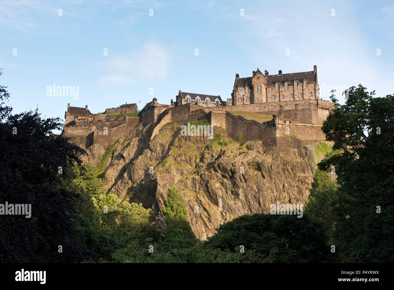 Visto el Castillo de Edimburgo desde Princes Street, Edimburgo, Escocia Foto de stock
