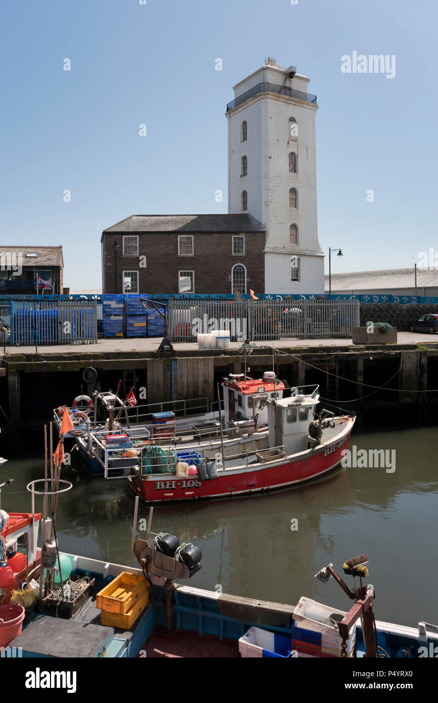 El muelle pesquero en North Shields, Tyneside, REINO UNIDO, mostrando la torre de luz baja Foto de stock