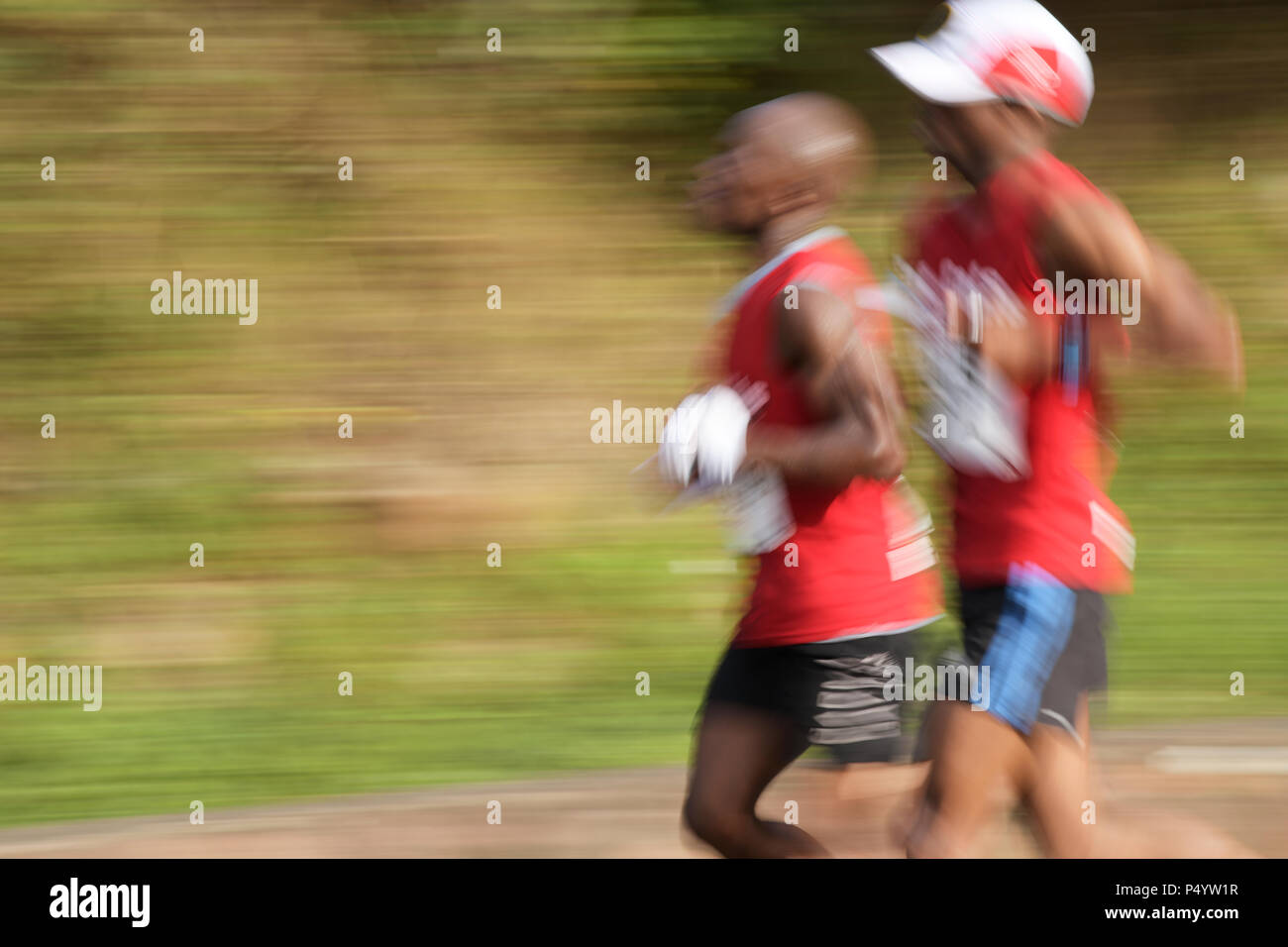 Durban, KwaZulu-Natal, Sudáfrica, colocar dos machos adultos de corredores  en marcha, 2018 Camaradas ultra maratón, el Valle de las 1000 colinas,  desenfoque Fotografía de stock - Alamy