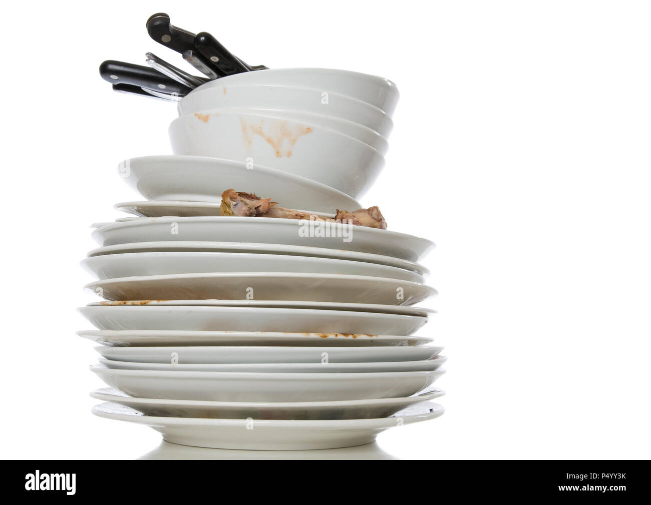 Un montón de platos sucios para lavar, aislado en blanco Fotografía de  stock - Alamy