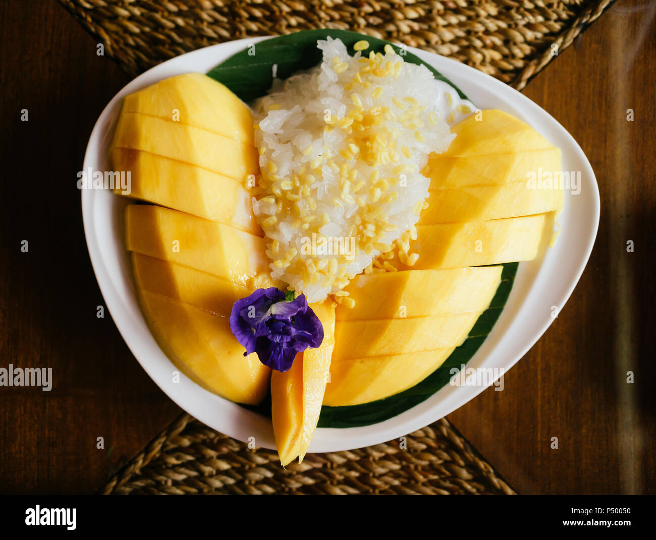 Mango tailandés con dulce de arroz pegajoso y leche de coco Foto de stock