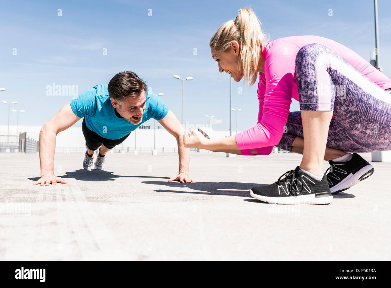 Hombre, Mujer pushups exerfining coaching él Foto de stock