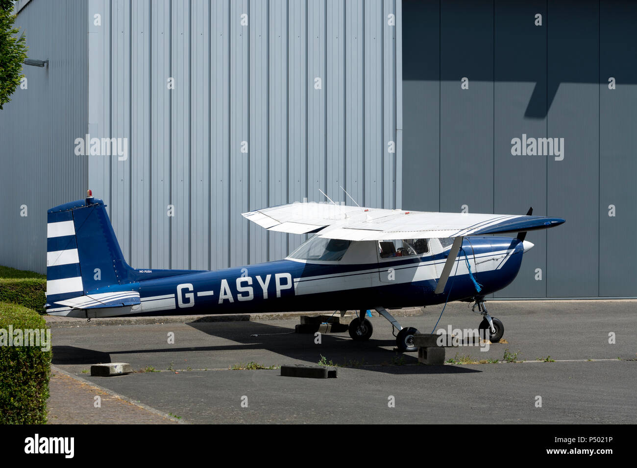 Cessna 150E en el Aeródromo de Turweston, Buckinghamshire, REINO UNIDO (G-ASYP) Foto de stock
