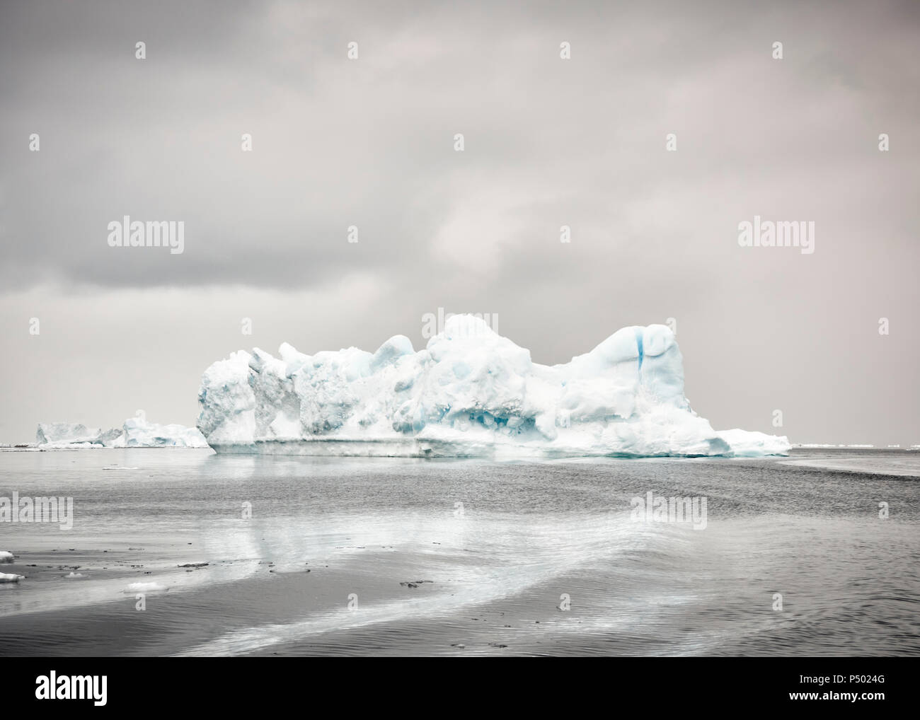 Groenlandia, Kulusuk, nubes oscuras sobre hielo iceberg Foto de stock