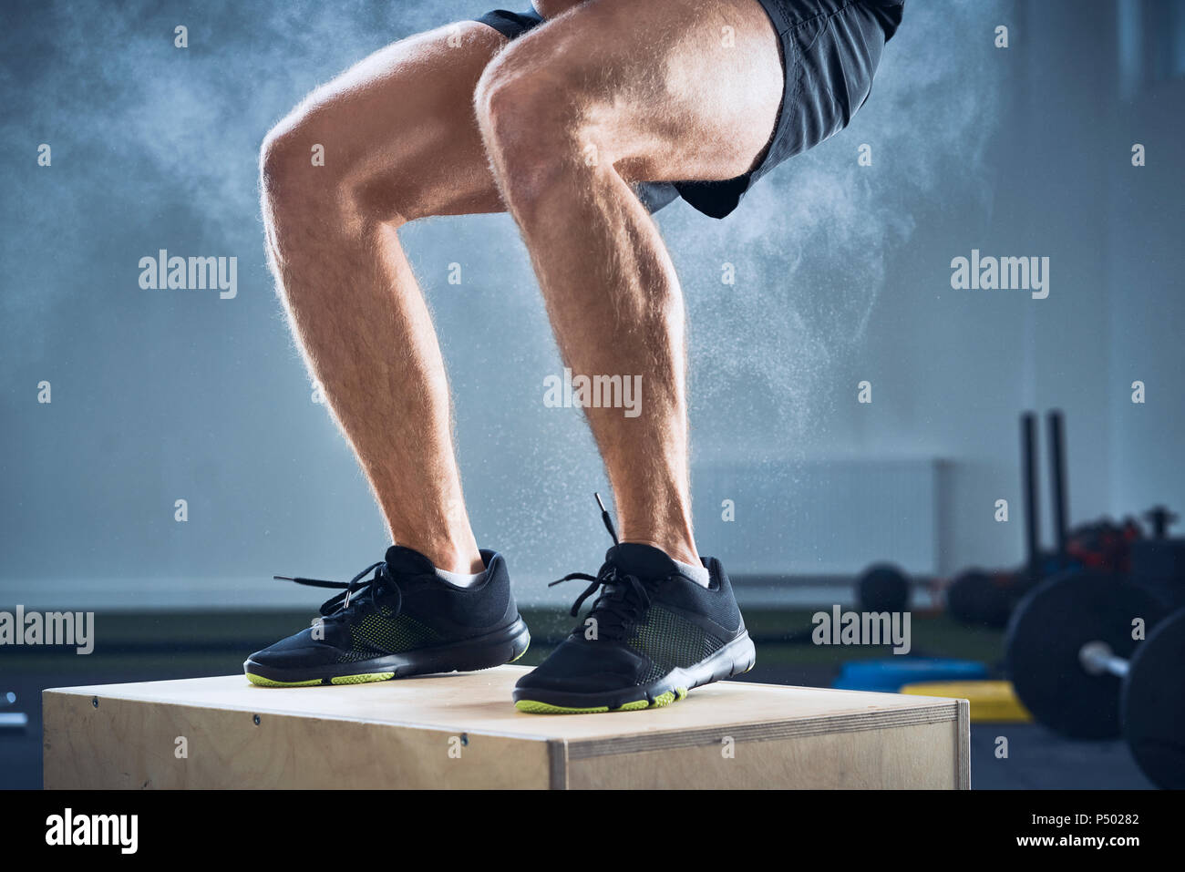 Primer plano del cuadro hombre haciendo ejercicio en el gimnasio de salto Foto de stock