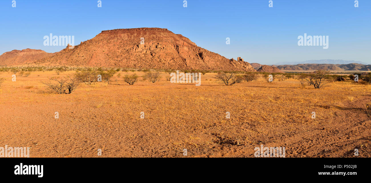 África, Namibia, provincia de Kunene, el desierto de Namib, Damaraland, Twyvelfontein, Aba Huab valle, paisaje de granito Foto de stock