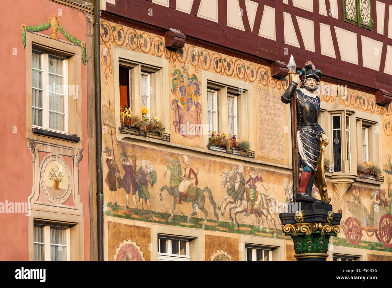 Suiza, Stein am Rhein, Casco antiguo, casas históricas en la plaza del ayuntamiento, pinturas al fresco, escultura en Fountain Foto de stock