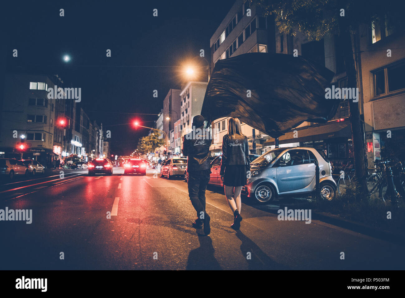 Pareja caminando en la noche fotografías e imágenes de alta resolución - Alamy Pareja caminando en la noche fotografías e imágenes de alta resolución - Alamy