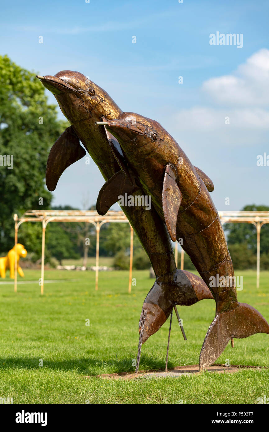 Escultura de delfines en exhibición en el centro de trabajo de hierro  británica atracción turística Fotografía de stock - Alamy