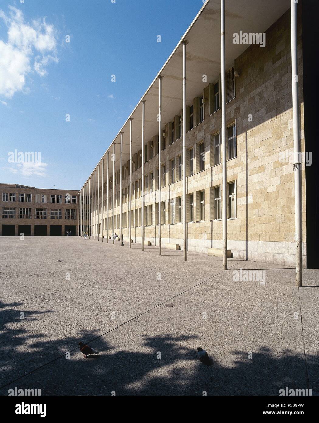 ARTE S. XX. ESPAÑA. Rafael Moneo (n. Tudela,1937). Arquitecto español. AYUNTAMIENTO DE Logroño. Vista del exterior del moderno edificio. La Rioja. Foto de stock