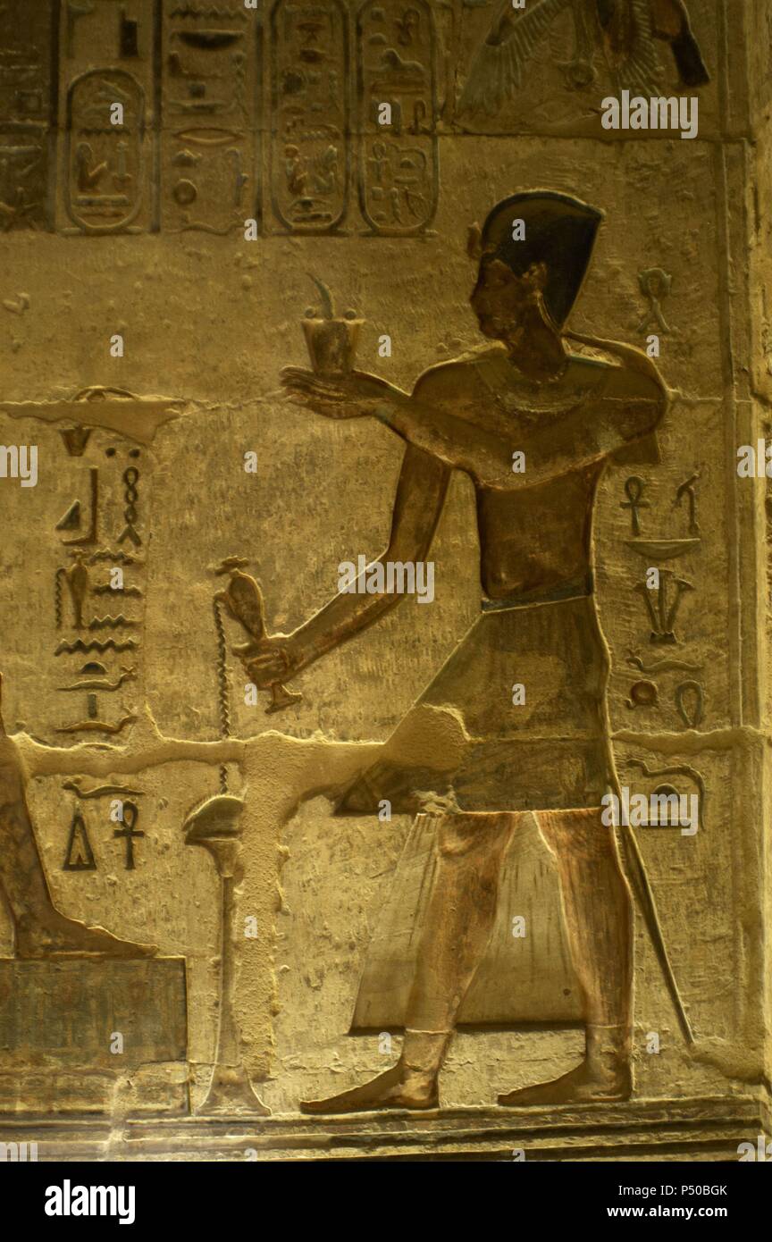 Templo ptolemaico de Hathor y Maat. Relieves polícromos que decoran el interior. Faraón hacer ofrendas y libaciones. De Deir el-Medina. Egipto. Foto de stock
