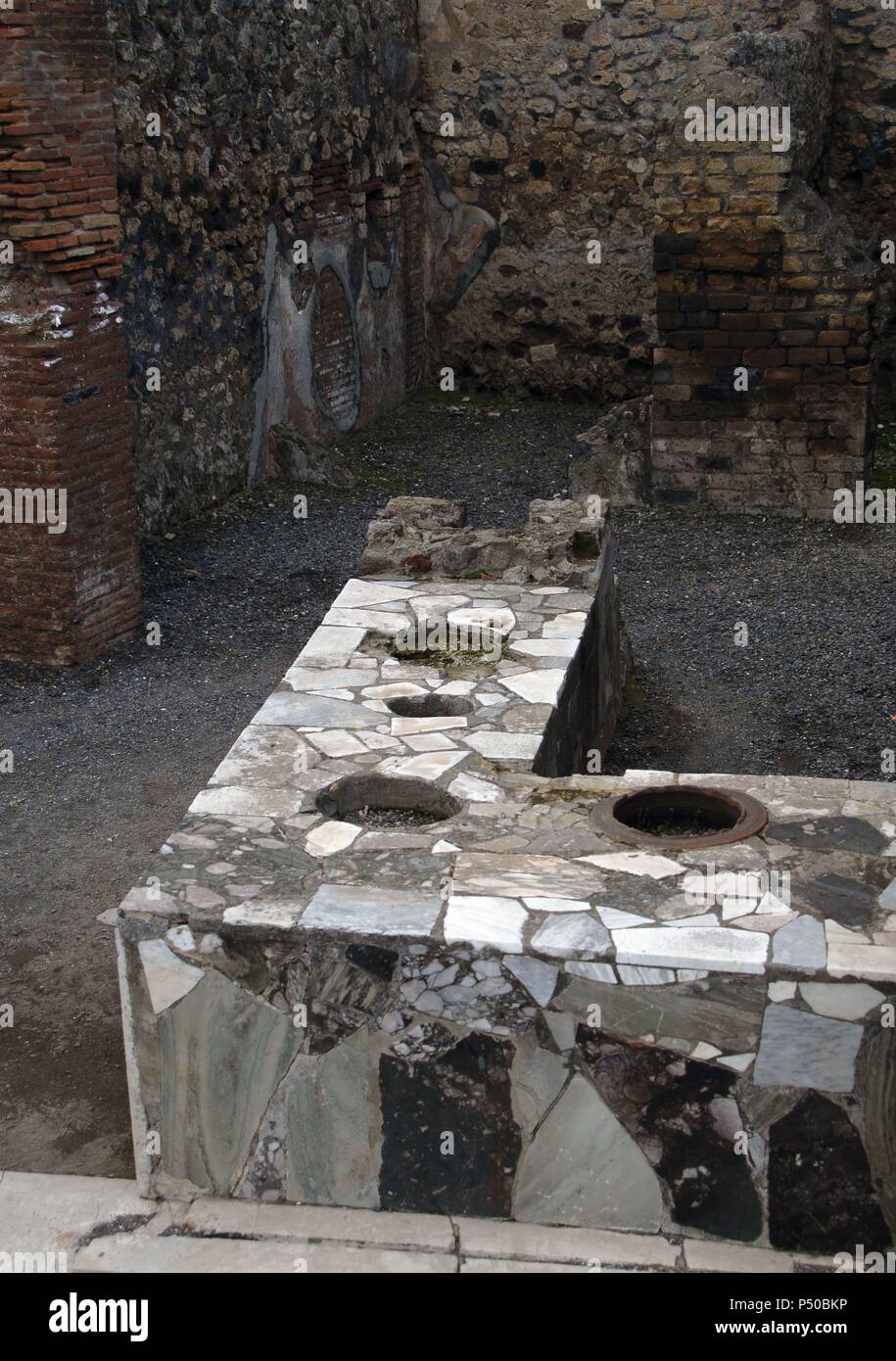 Italia. Pompeya. Cubiertas de mármol Thermopolium contador. La Campania. Foto de stock