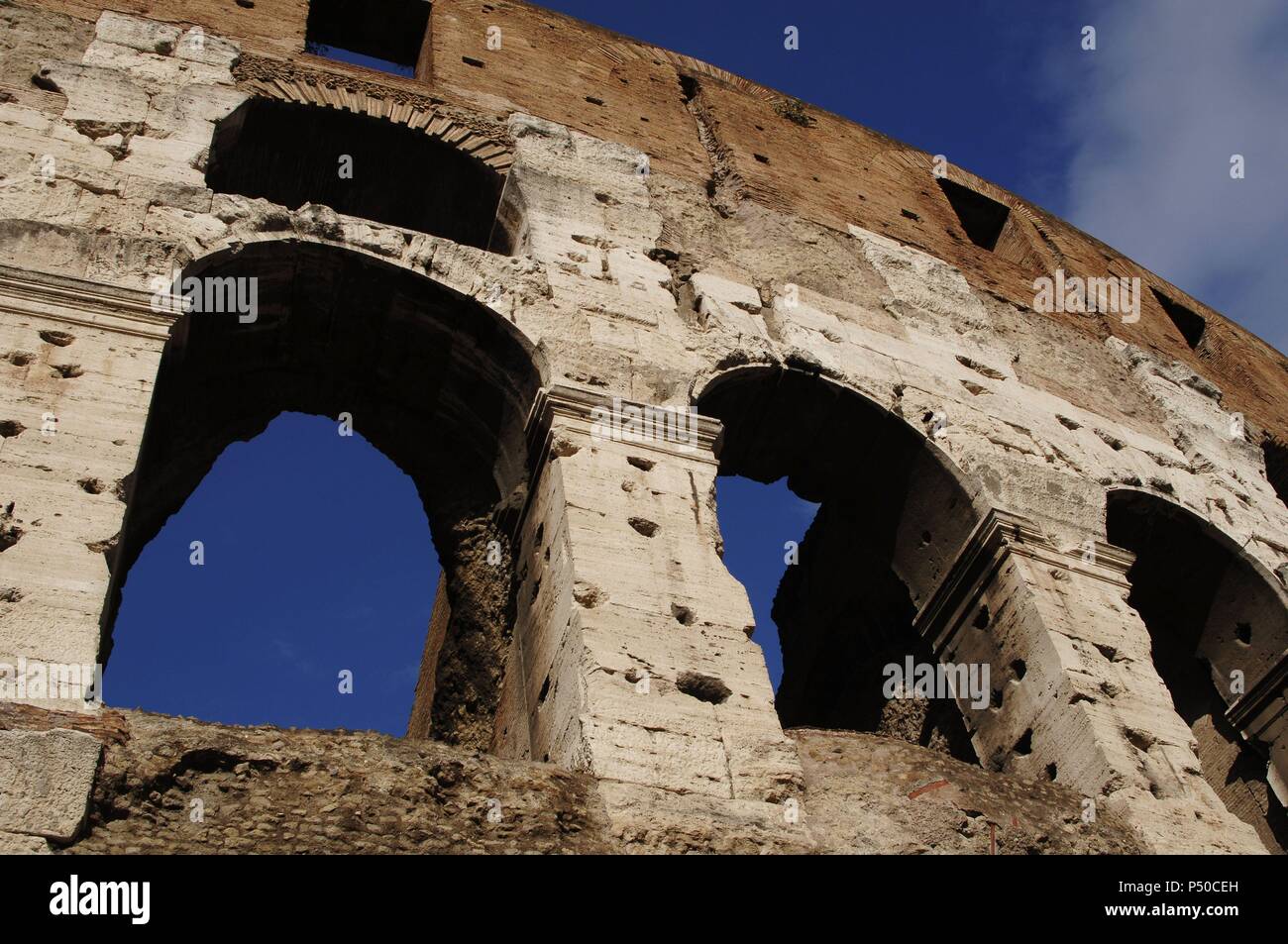 Anfiteatro Flavio o Coliseo. Periodo romano. Construido en 70-80 EC, Flaviano dinastía. Detalle. Exterior. Foto de stock