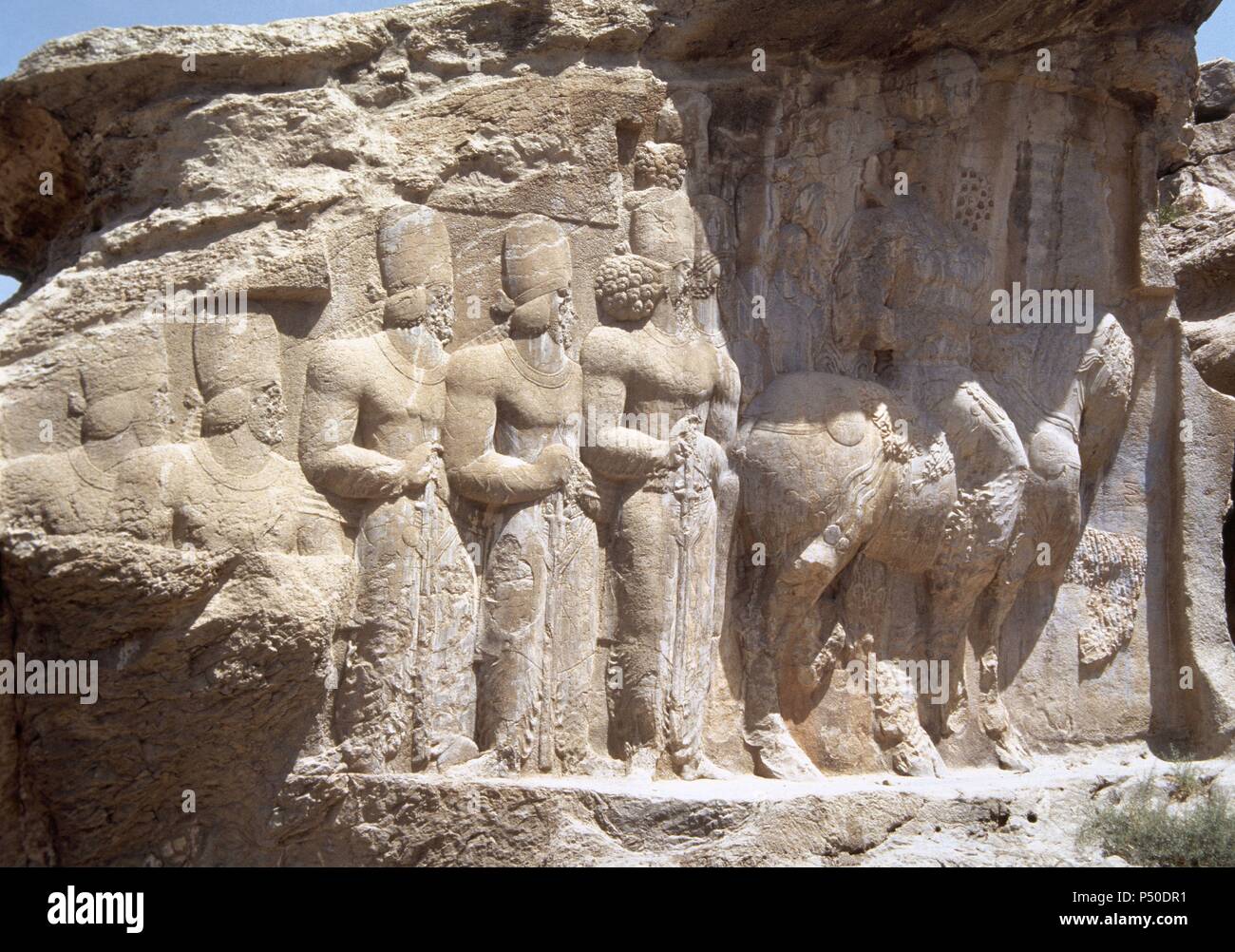 Sasanians. Alivio de sapor's Parade representando el Rey Sapor I a caballo, realizado por sus hijos y otros personajes. 3º siglo. Celebra la victoria militar del rey en 244 por el emperador romano Valeriano y Filipo el Árabe. Naqsh-e Rajab. Provincia de Fars, Irán (la antigua Persia). Foto de stock