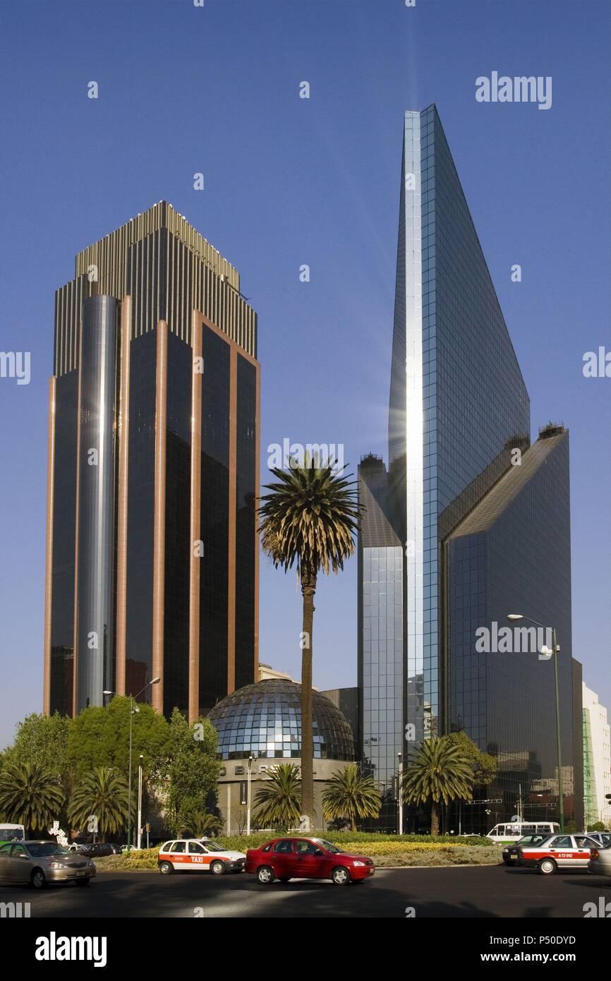 México. México D. F. Vista del edificio REFORMA 265 (izquierda) y la BOLSA DE VALORES (derecha), situados en el PASEO DE LA REFORMA. Foto de stock