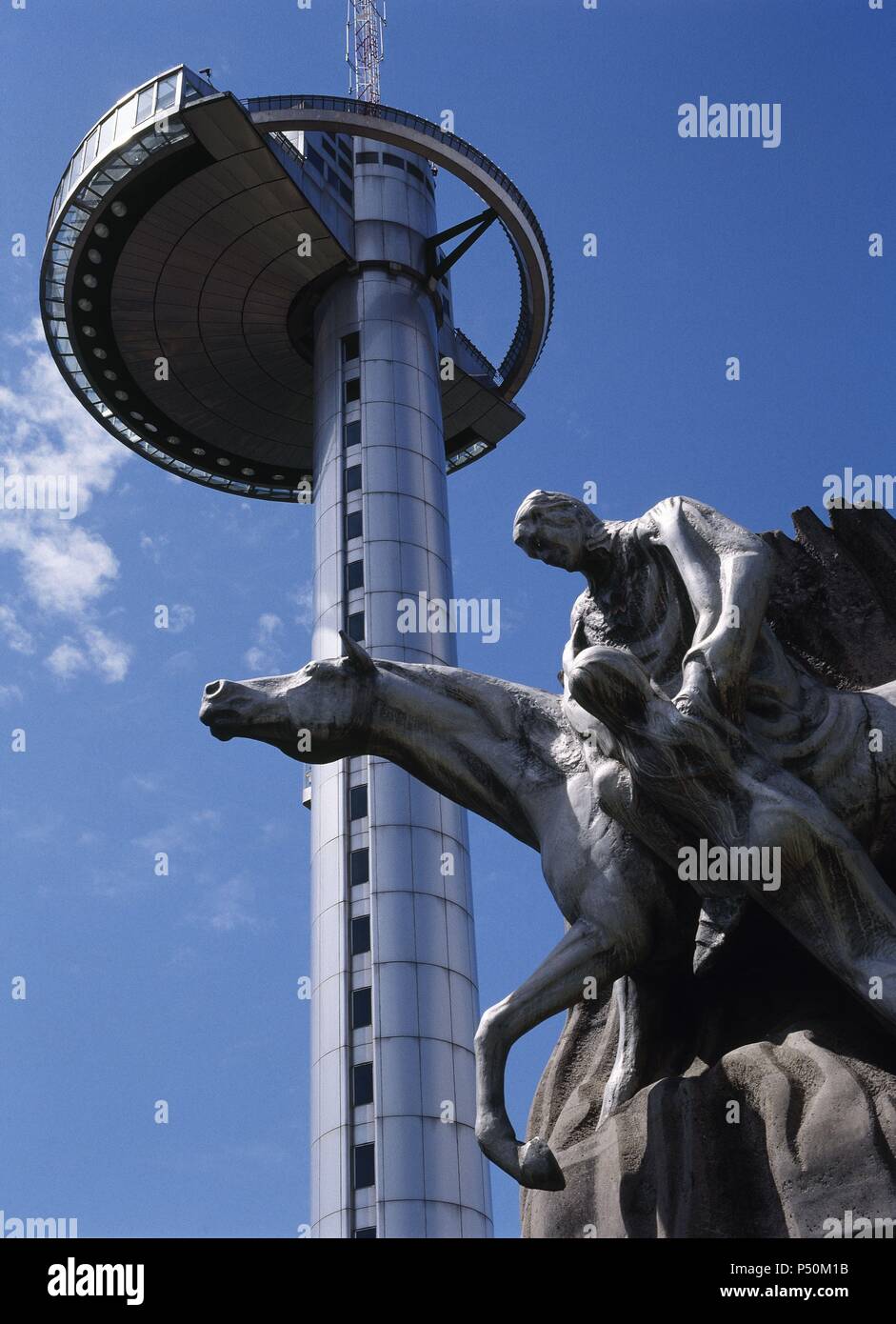 El faro de La Moncloa. Torre de iluminación y comunicaciones, construida para conmemorar el nombramiento de la ciudad como Capital Europea de la Cultura en el año 1992. Mide 92 m. de altura y está situado en la Ciudad Universitaria. Imprimación en término, una escultura. MADRID. España. Foto de stock