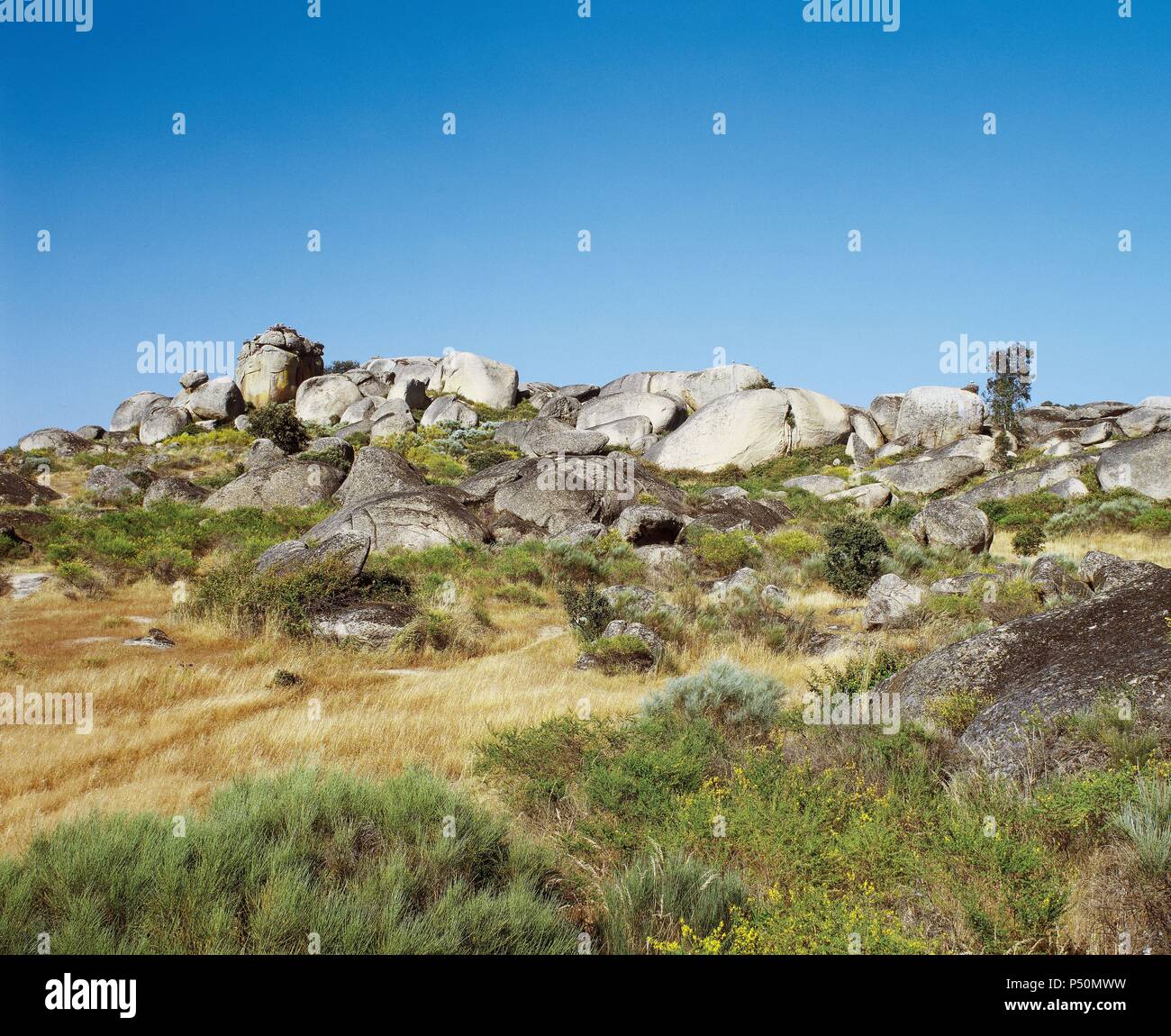 España. Extremadura. Los Barruecos. Monumento Natural. El paisaje está dominado por grandes rocas de granito, moldeado por los agentes erosivos. Foto de stock