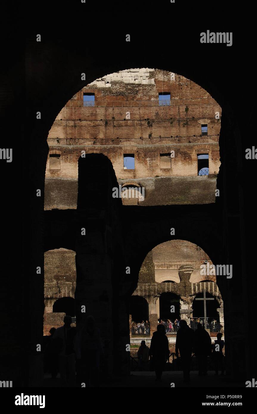 Anfiteatro Flavio o Coliseo. Periodo romano. Construido en 70-80 EC, Flaviano dinastía. Detalle. Foto de stock