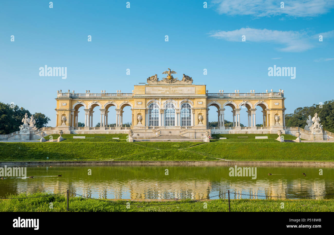 Viena, Austria - Agosto 03, 2014: Panorama de los jardines del palacio de Schonbrunn Gloriette en en Viena, Austria. Foto de stock
