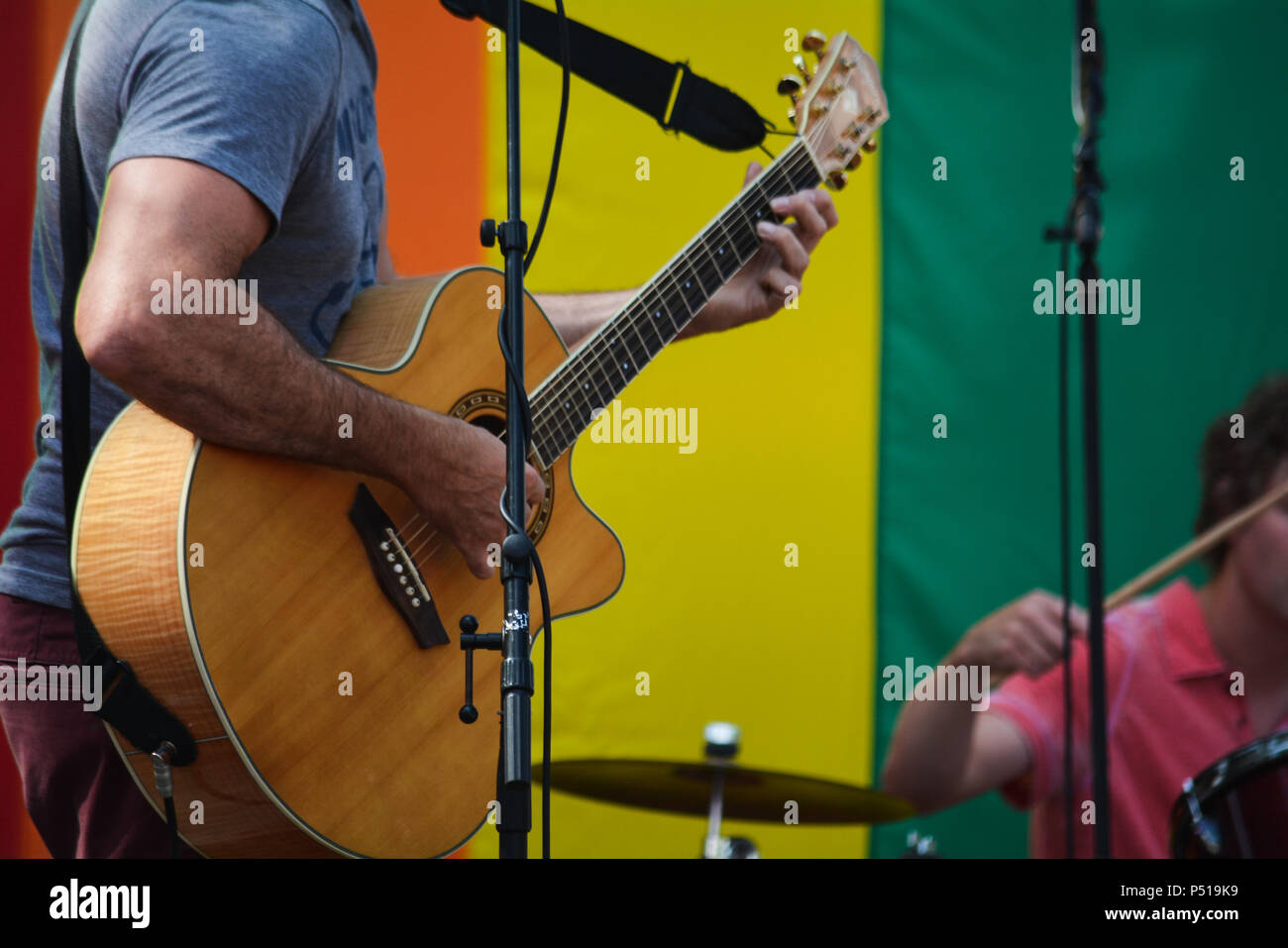 La guitarra y el baterista jugando en 2018 Pridefest orgullo Foto de stock