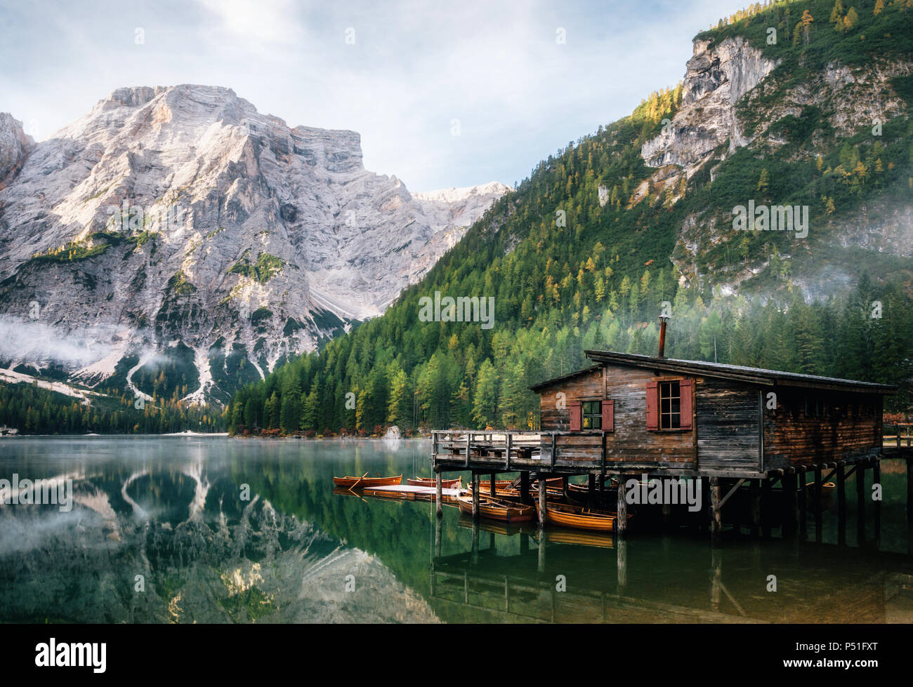 Vista panorámica del lago Braies con la cabaña y embarcaciones en las montañas Dolomitas y Seekofel en la mañana, Sudtirol, Italia Foto de stock