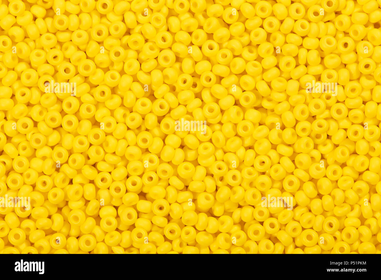 Fondo de muchas bolas de cristal amarillo. Foto de stock