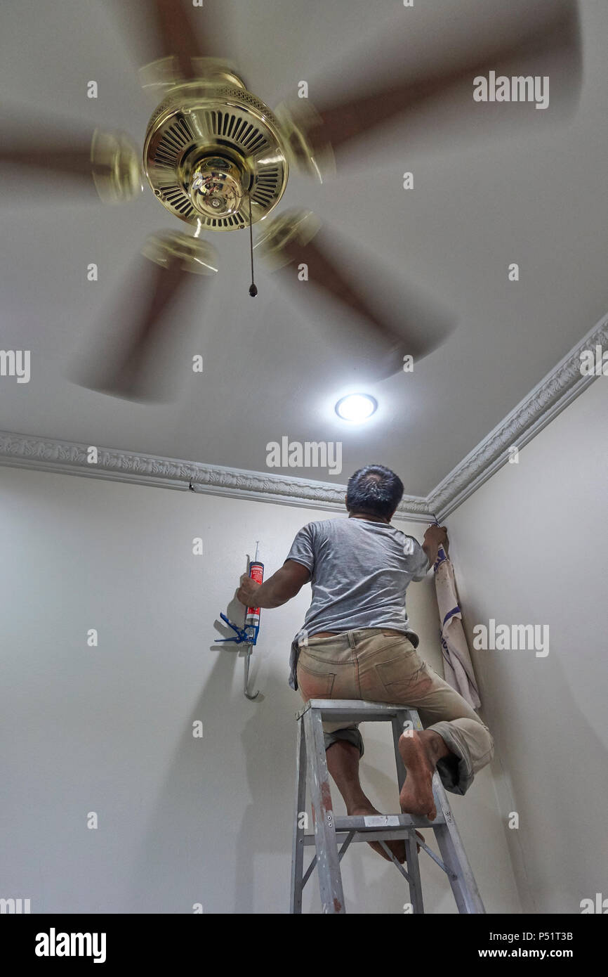 Reparar generador de molduras de techo. La cornisa de la casa. Interior  Fotografía de stock - Alamy
